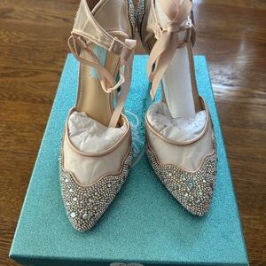 New- Betsey Johnson Womens Iris Beige Champagne Evening Heels Shoes 8 Wedding